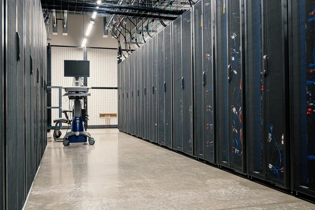 Steel framework cabinets housing servers networking devices and cables in contemporary equipped data center. Databehandleraftaler ved cloudkøb: Hvilke punkter bør danske indkøbere kontrollere?