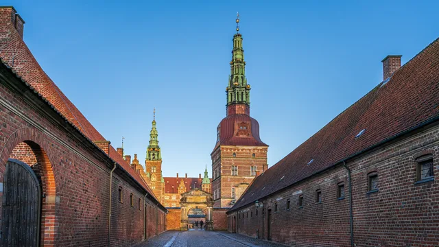 Beautiful Renaissance architecture of Frederiksborg Castle in Denmark under a clear blue sky. DB07-branchekoder: Sådan finder du den rette kode til markedsanalyse