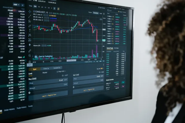 Detailed view of a financial analysis chart on a monitor with cryptocurrency trading data. Markedsdata fra offentlige kilder: Beslutningsgrundlag for danske virksomheder