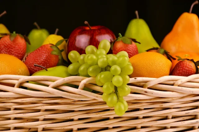 frugt, frisk, kurv, frisk frugt, assorteret, diverse frugter, udvalg, høst, fremstille, økologisk, sund og rask, frugtkurv, druer, æbler, pærer, jordbær, mad, ernæring, kost, frugt, frugt, frugt, frugt, frugt. Prisudvikling i danske markeder: Kostpriser, konkurrence og marginer